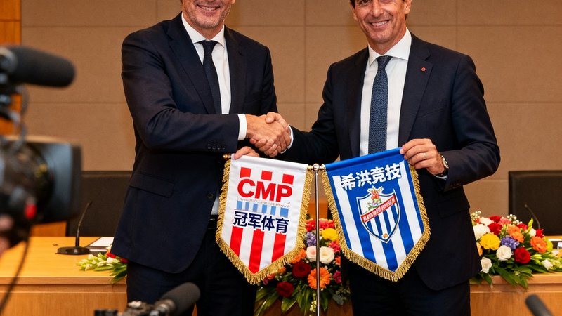 CMP冠军体育与西甲希洪竞技俱乐部续约仪式现场照片，双方代表握手并展示合作旗帜。